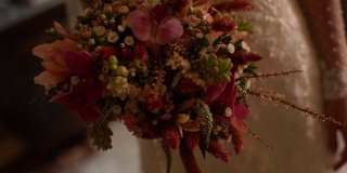 新娘拿着花束