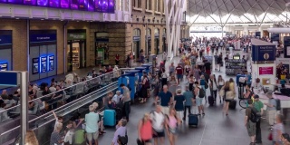 英国伦敦国王十字火车站售票大厅的人群