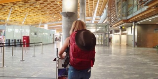 一名女子在机场行走的视频。