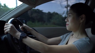 女人驾驶汽车视频素材模板下载