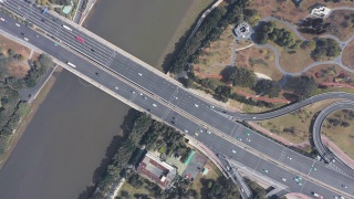 鸟瞰图公路穿过城市视频素材模板下载