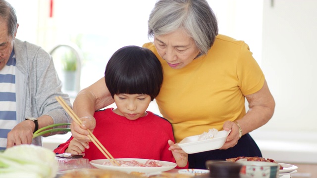 爷爷奶奶在和孙辈们准备年夜饭