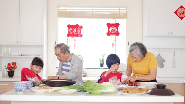 爷爷奶奶在和孙辈们准备年夜饭