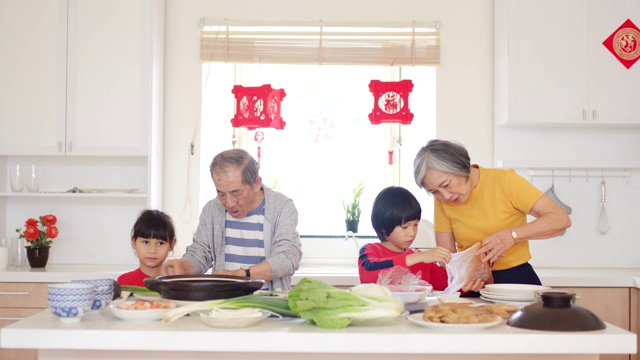 爷爷奶奶在和孙辈们准备年夜饭