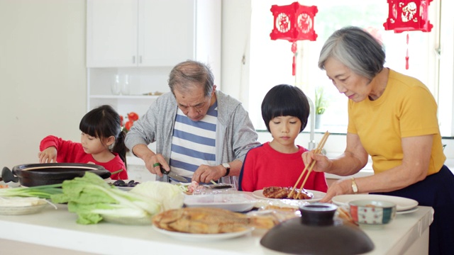 爷爷奶奶在和孙辈们准备年夜饭