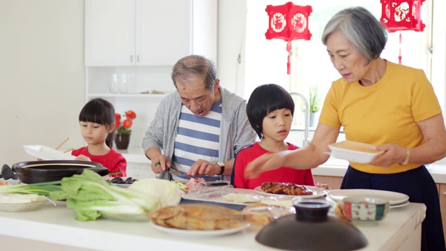 爷爷奶奶在和孙辈们准备年夜饭