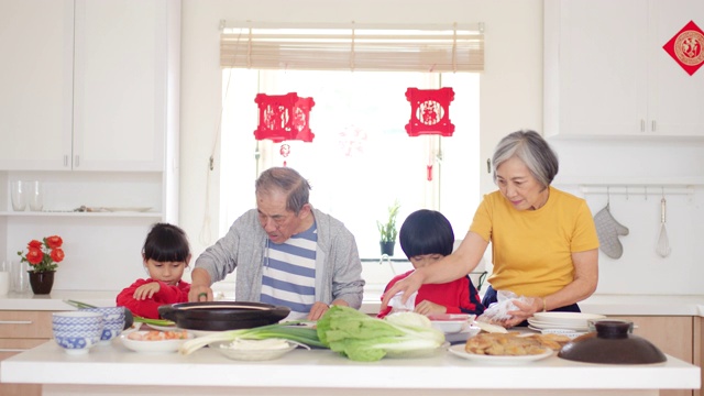 爷爷奶奶在和孙辈们准备年夜饭