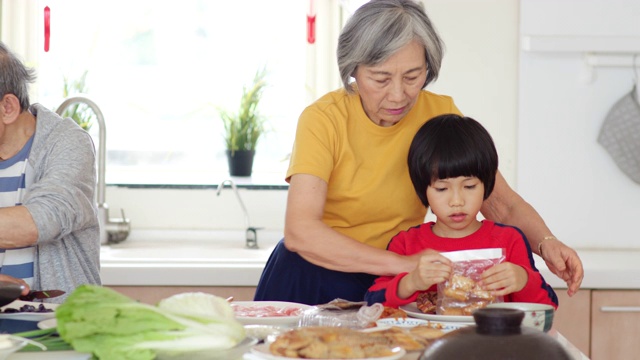 爷爷奶奶在和孙辈们准备年夜饭