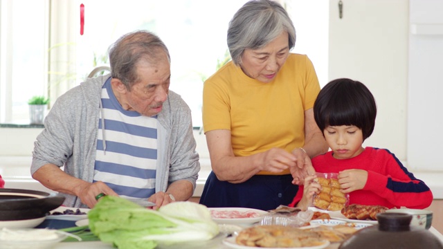 爷爷奶奶在和孙辈们准备年夜饭