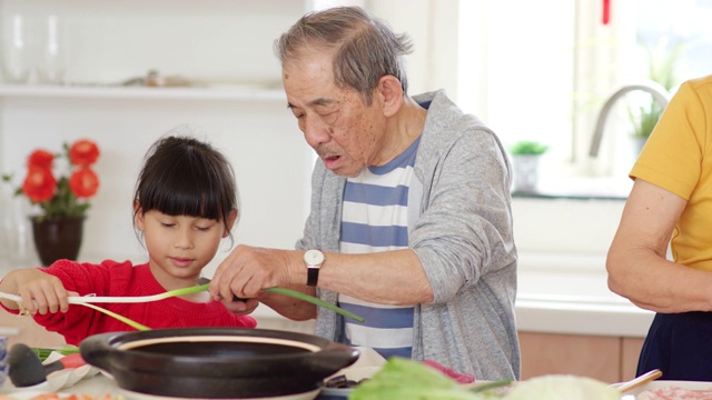 爷爷奶奶在和孙辈们准备年夜饭