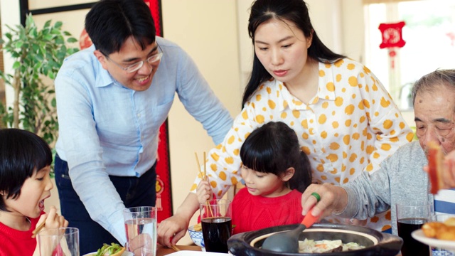 几代同堂的一家人在一起准备春节大餐