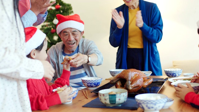 几代同堂的一家人一起庆祝圣诞节