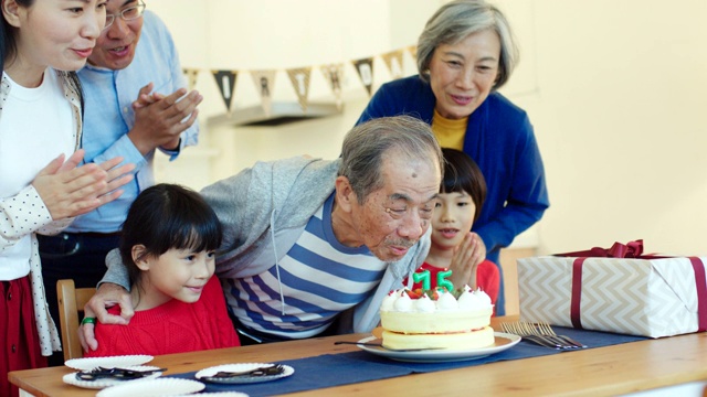 几代同堂的一家人一起庆祝生日