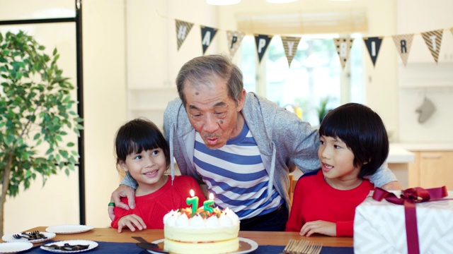 几代同堂的一家人一起庆祝生日