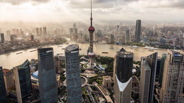 T/L WS HA ZI现代摩天大楼与移动的云/中国上海