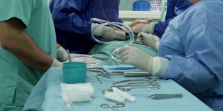 CU外科手术在手术台上进行手术。