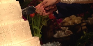 新婚夫妇在切结婚蛋糕