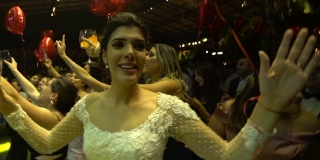新娘与宾客跳舞