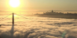 旧金山金门大桥温暖的日出与雾号的声音