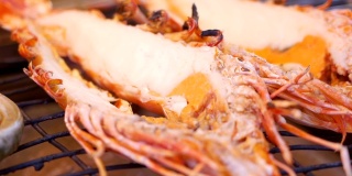 CS SLO MO在日本鱼市用烹饪火炬对虾开火。