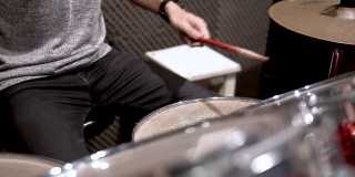 鼓手在录音棚打鼓。