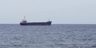 在海上航行的油轮