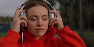 欧洲女人戴着耳机喜欢听音乐