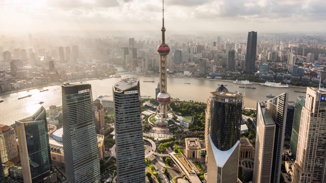 T/L WS HA ZO现代摩天大楼与移动的云/上海，中国