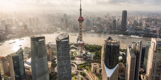 T/L WS HA ZO现代摩天大楼与移动的云/上海，中国