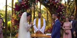 户外婚礼上的婚礼誓言