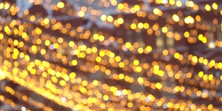 明亮的圣诞街道照明。新年彩灯装饰闪烁散焦。
