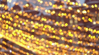 明亮的圣诞街道照明。新年彩灯装饰闪烁散焦。视频素材模板下载