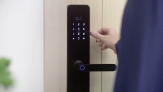 女人的手指按在数字门锁上的安全码。视频素材模板下载