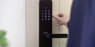 女人的手指按在数字门锁上的安全码。