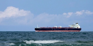 一艘油船在近海经过。缓慢的锅。