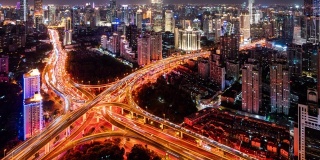 T/L WS HA ZO照亮高架道路和繁忙的交通夜晚/上海，中国