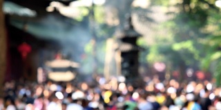 中国浙江普陀山普济寺拥挤人群和成群游客行走的模糊动作，4k镜头，慢镜头。