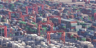 工业港口鸟瞰图与集装箱船。
