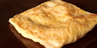 烤饼制作，通过烤饼机将面粉和油脱粒。印度传统街头小吃。泰国煎饼、香蕉和鸡蛋。泰国街头小吃和甜点。制作烤肉点心