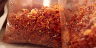 猪肉脆皮辣椒酱配塑料袋装配料泰国街头小吃。