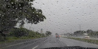 开车时，雨点落在挡风玻璃上。