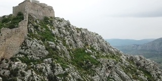 无人机拍摄的美丽的岩石山坡和堡垒