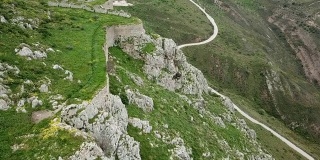 通往希腊山堡垒的小路