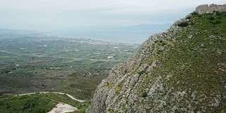 在希腊乡村的山上堡垒上空飞行
