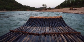 仙居河上的竹筏