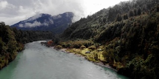 智利南部洛斯拉各斯地区的Petrohue河