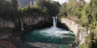兰科湖附近的尼拉休瀑布