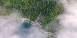 无人机电影日出场景与晨雾环绕Gosauseen湖，壮丽的奥地利阿尔卑斯山，上奥地利，欧洲