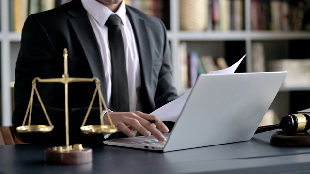 律师用笔记本电脑手写笔记,商用4k素材助力法律影片拍摄_新片场素材