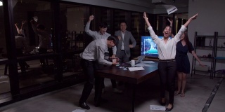 4K分辨率快乐亚洲商务团队快乐跳舞结束工作后，商务人群成功在办公室。